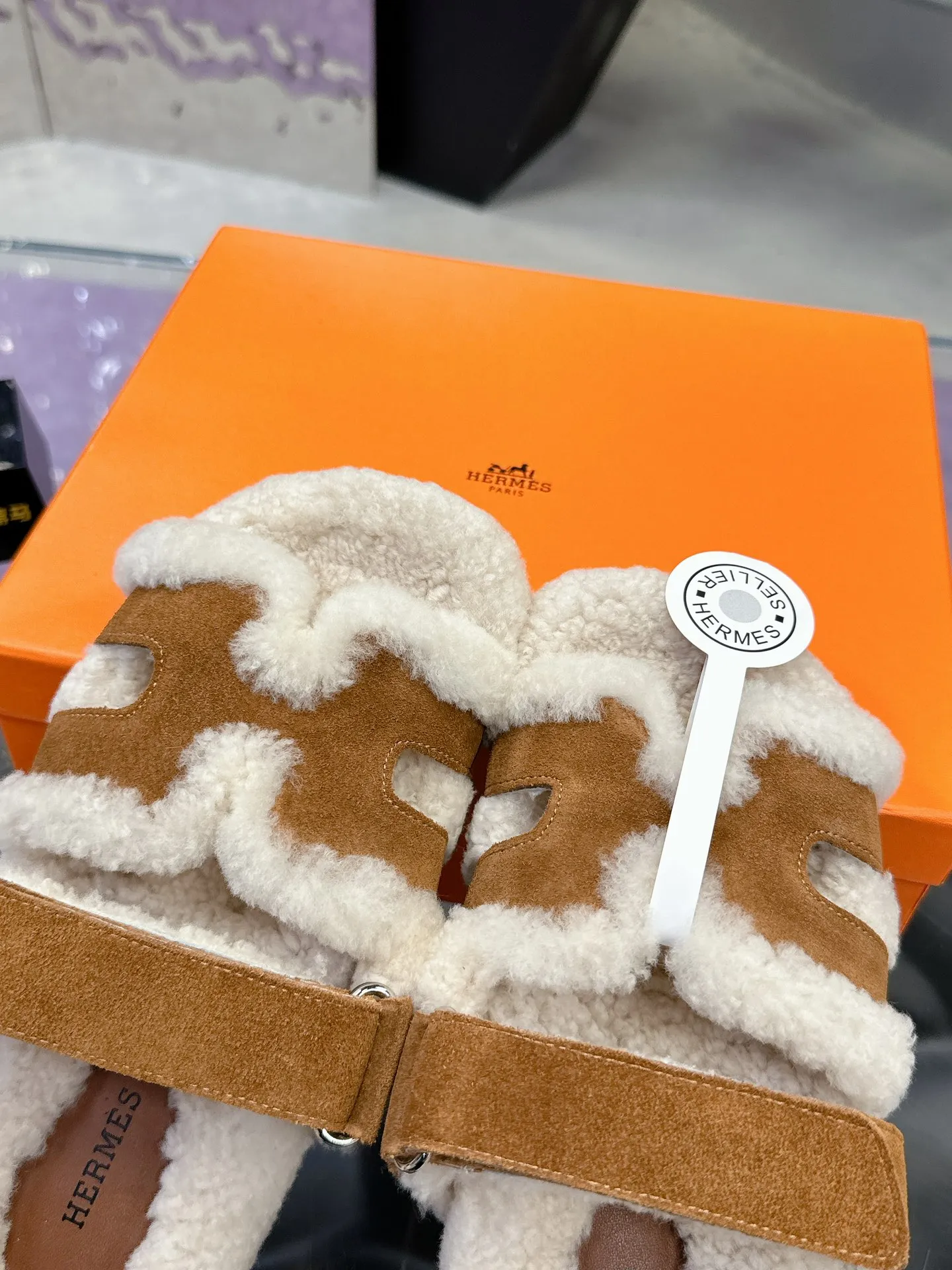 Factory price: 500💰 HERMES💗Ai Ma’s classic hot style second uncle🐑wool mop🆕 is coming. A must-have item for autumn and winter ✅ Versatile and fashionable at home and out on the street 🍀The colors are extremely colorful! Walking Tuscany! T men's shoes 💰R non-slip outsole super light ️ super comfortable on the feet without any binding feeling I can't stop drinking coffee ☕ my second uncle's slippers I can't take off Size number: 35-40 (41 made to order, non-refundable)